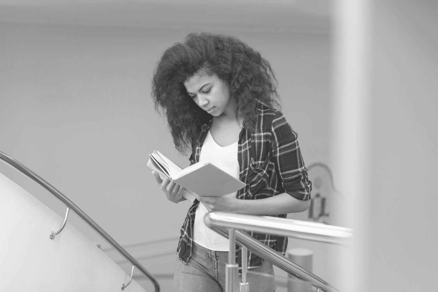 Étudiants collaborant sur des projets financiers en ligne